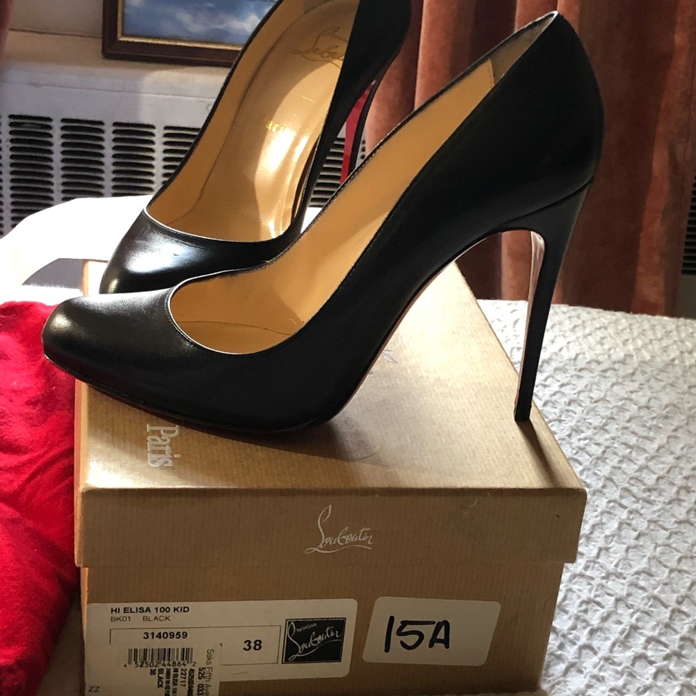 CHRISTIAN LOUBOUTIN BLACK LEATHER PUMP